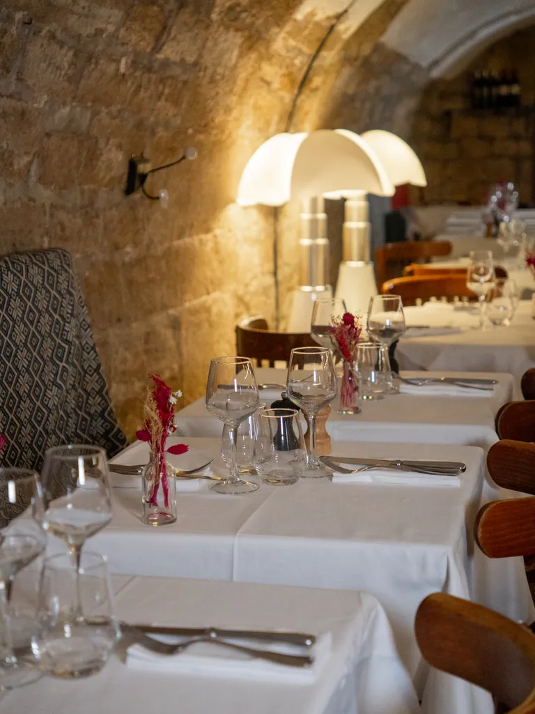 Réserver une table dans un restaurant français dans le Quartier Latin à Paris 75 : ambiance romantique, menu dégustation et accord mets-vins à la cave