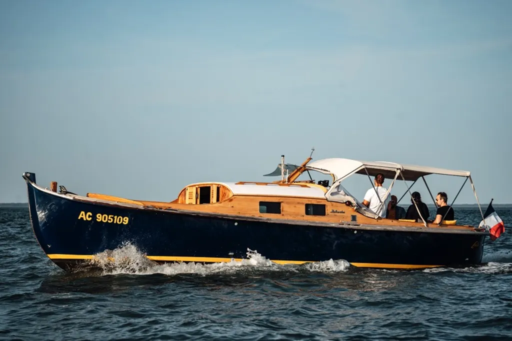 Embarquez à la découverte du Bassin d’Arcachon sur l'une de nos pinasses que vous soyez un professionnel ou un particulier: nos événements sont fait sur mesure!