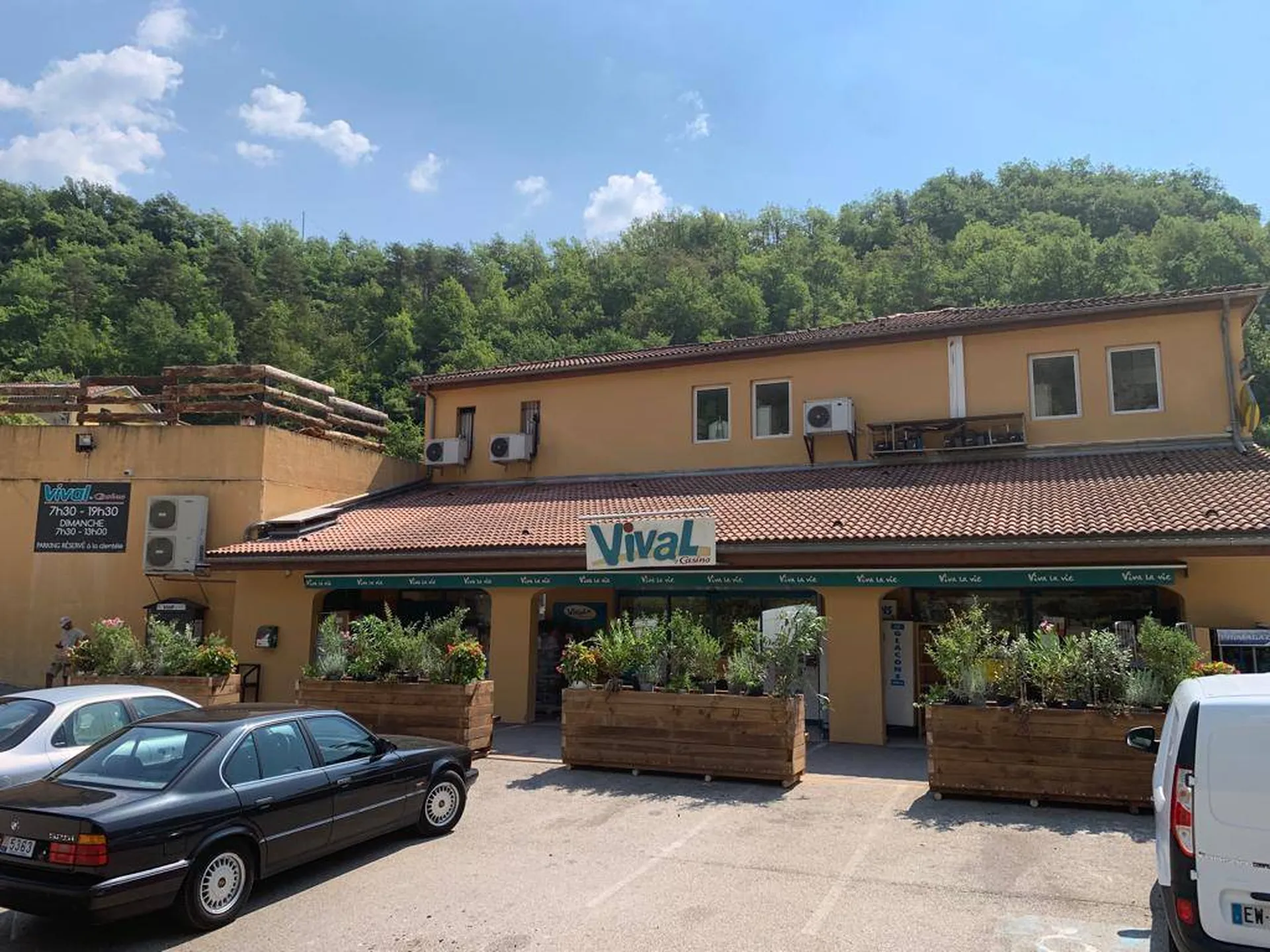 Jardinières ornementales et pare buffle à Clans