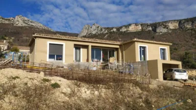 Installation de gouttières en aluminium de couleur dans la Drôme