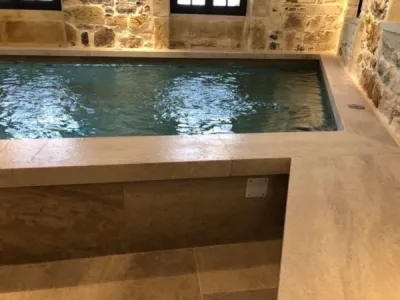 Pourquoi la Pierre de Dordogne convient pour dallage extérieur en terrasse et plage de piscine ?