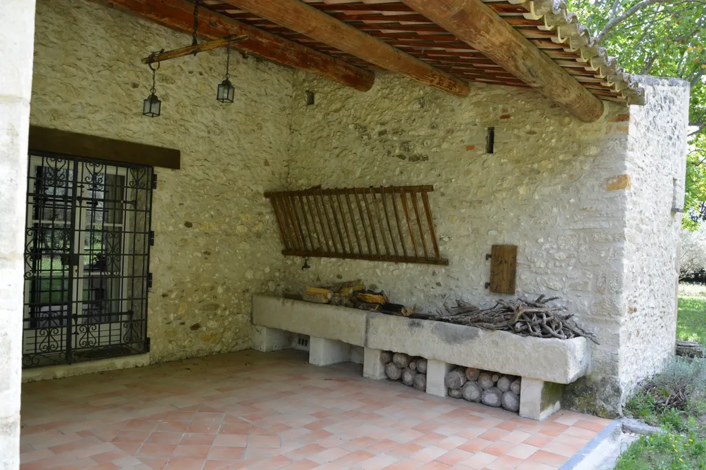 En vente,  près d'Avignon, mas provençal rénové avec piscine  sur 1,5 hectare  