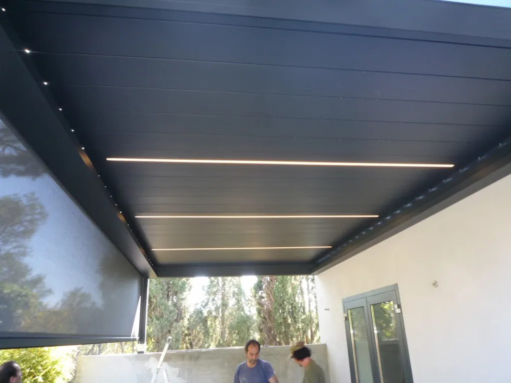 pergola à lames orientables sur mesure saint tropez avec leds