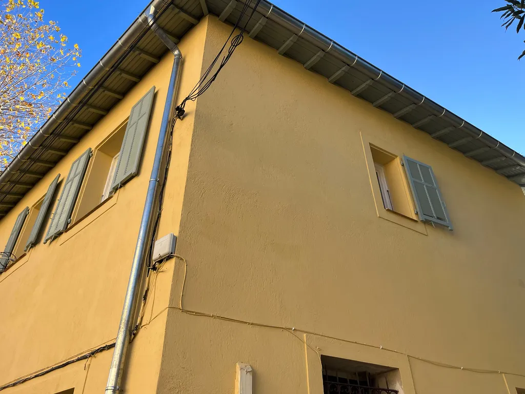 Ravalement de façades à La Turbie – Rénovation complète d’un immeuble traditionnel