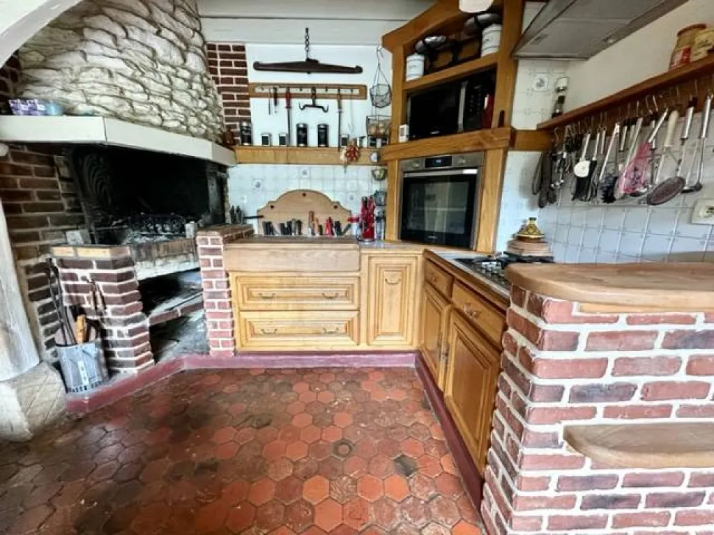 A saisir maison de briques de 220 m² habitables édifiée sur une parcelle de 1051 m² sur la commune de Saint Pierre Les Elbeuf