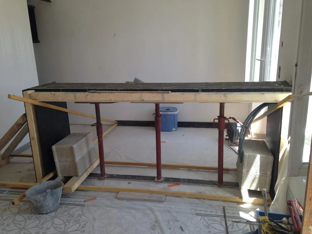 Conception et réalisation d'une banque d'accueil en béton brut de décoffrage à Salon de Provence - réalisation des coffrages