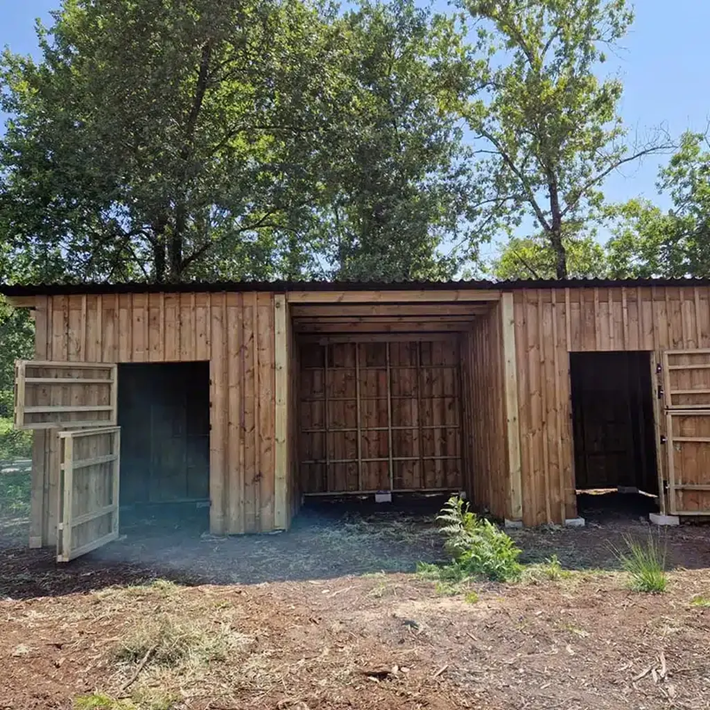 Construction d’abri en bois sur mesure : structure renforcée et accès multiple Mios Bassin d'Arcachon