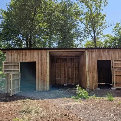 Construction d’abri en bois sur mesure : structure renforcée et accès multiple Mios Bassin d'Arcachon