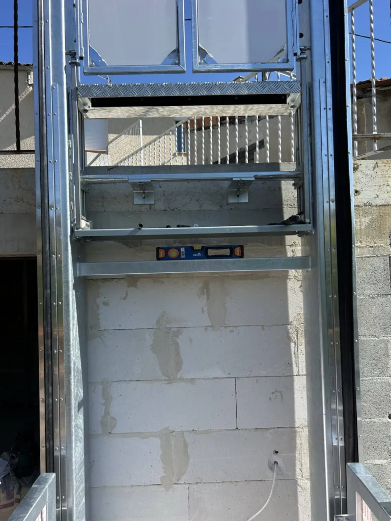 Les fixations et réglages de cette plateforme verticale Strategos à Oraison