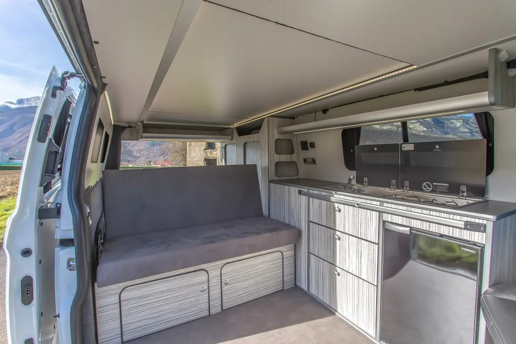 Entreprise spécialisée en aménagement intérieur sur-mesure d'un Ford Transit Custom L2H1 à Lyon et dans le Rhône
