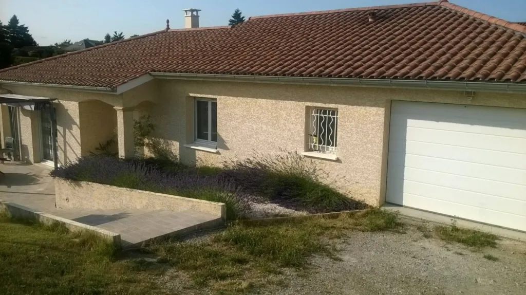 A louer maison T4 avec grand jardin à Saint-Laurent de Mure