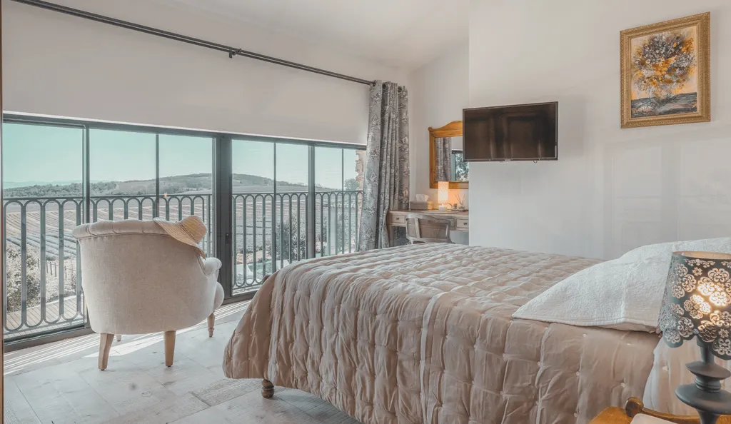 The Elzéar Deluxe Room : A gentle blend of Provence, elegant design and quiet comfort for the ideal sanctuary for a peaceful stay in Provence
