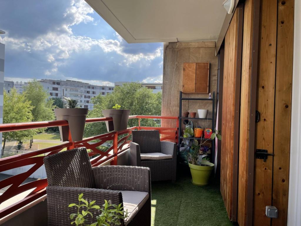 appartement lumineux avec balcon a vendre  et parking à Bordeaux