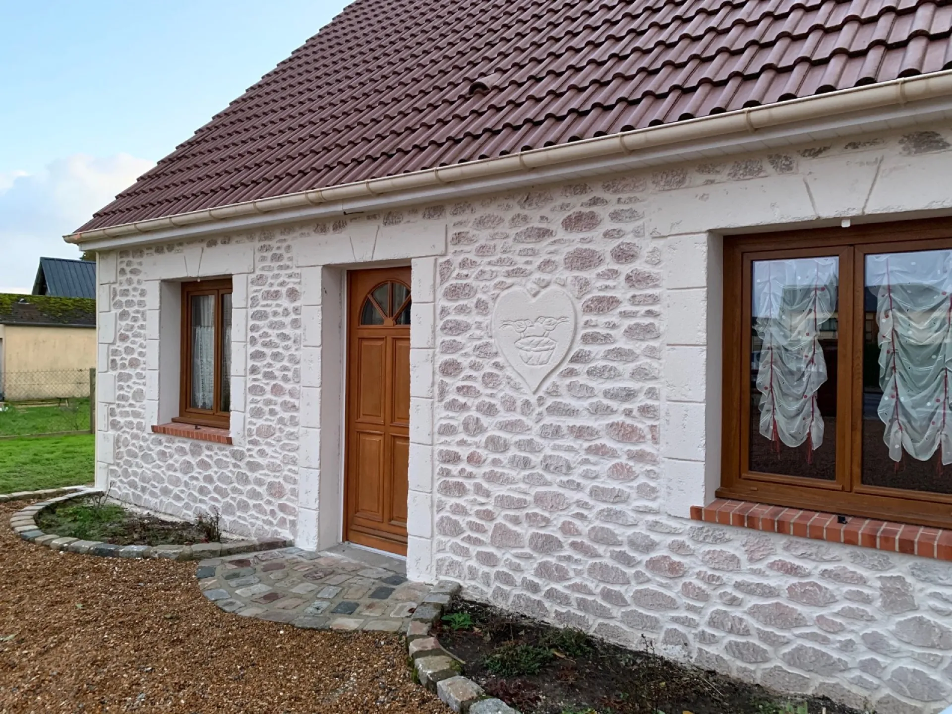 Ravalement de façade enduit projeté crépi par entreprise RGE sur maison individuelle secteur Breauté proche Fécamp 76 