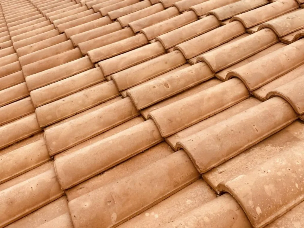 toiture avec nettoyage sur tuile terre cuite romane sur martigues