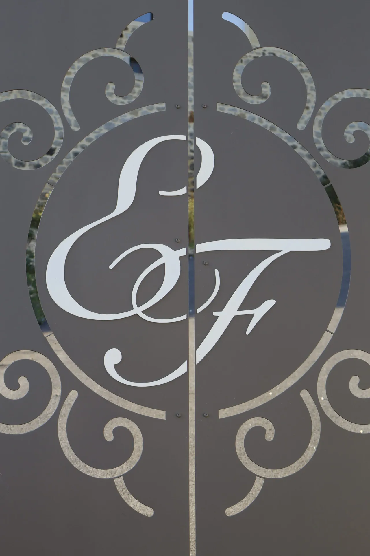 Portail en fer, avec initial incorporée au centre pour une entrée de propriété unique en Sud Ardèche.