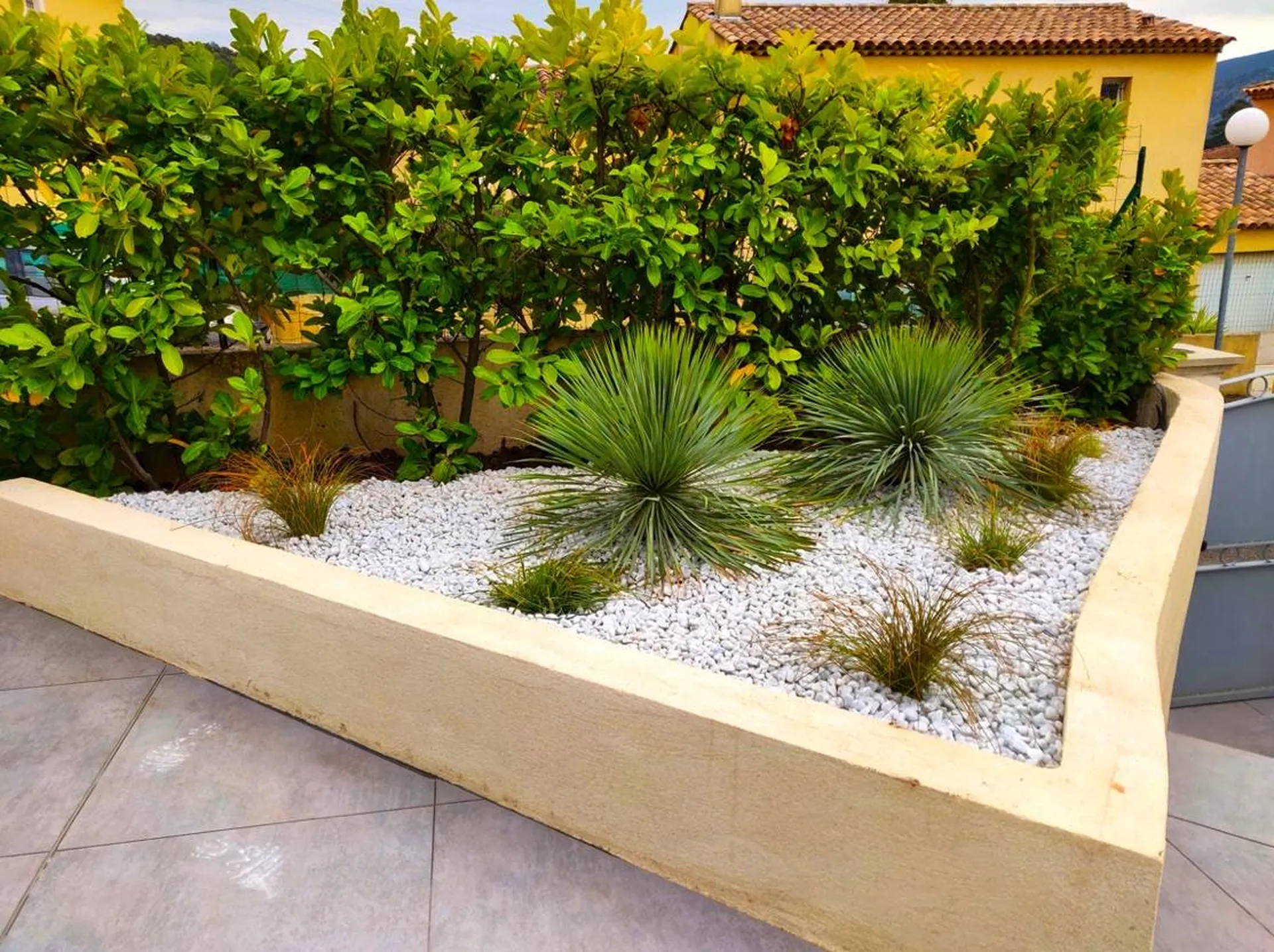 Aménagement extérieur avec un Cabinet d'architectes paysagiste de la conception à la réalisation sur Aix-en-provence