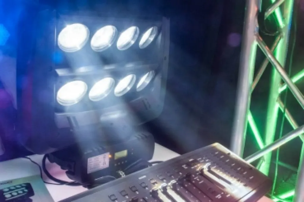 Location d'une Lyre à effet American DJ Crazy 8 à LED