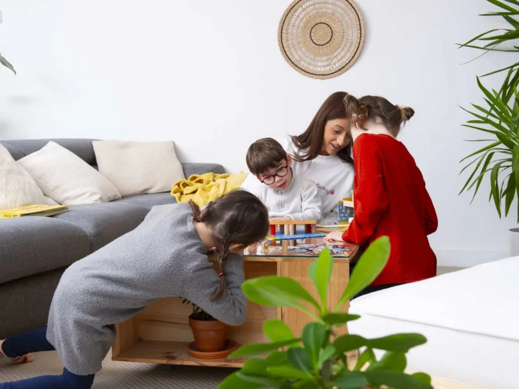 photographe à Lyon pour shooting service à la personne garde d'enfants la nounou fait un jeu avec les enfants