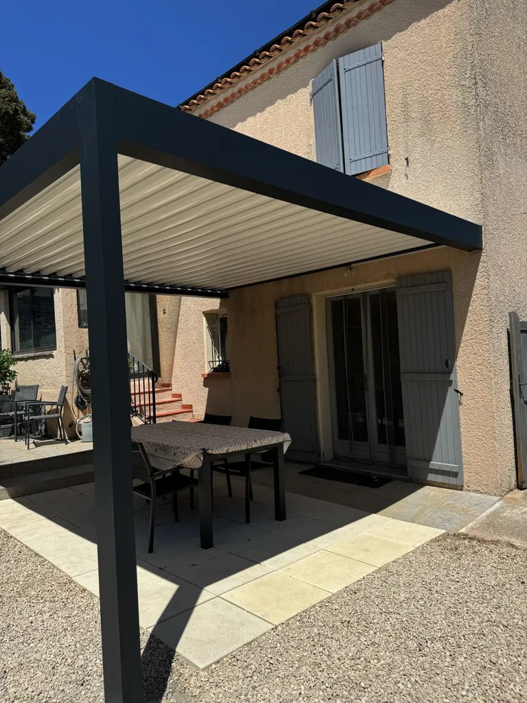 Mise en place d'un pergola bioclimatique Marquises modèle IZI sur Ensues la redonne