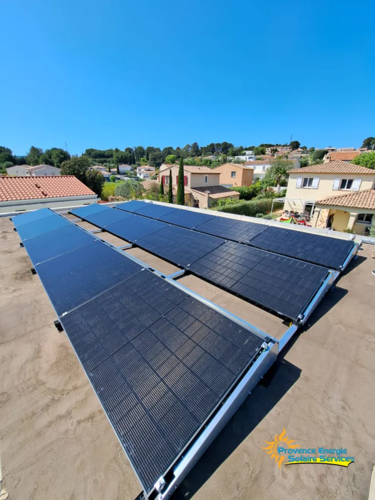 Installation de panneaux solaires sur la toiture plate d'un commerce à Toulon dans le Var 