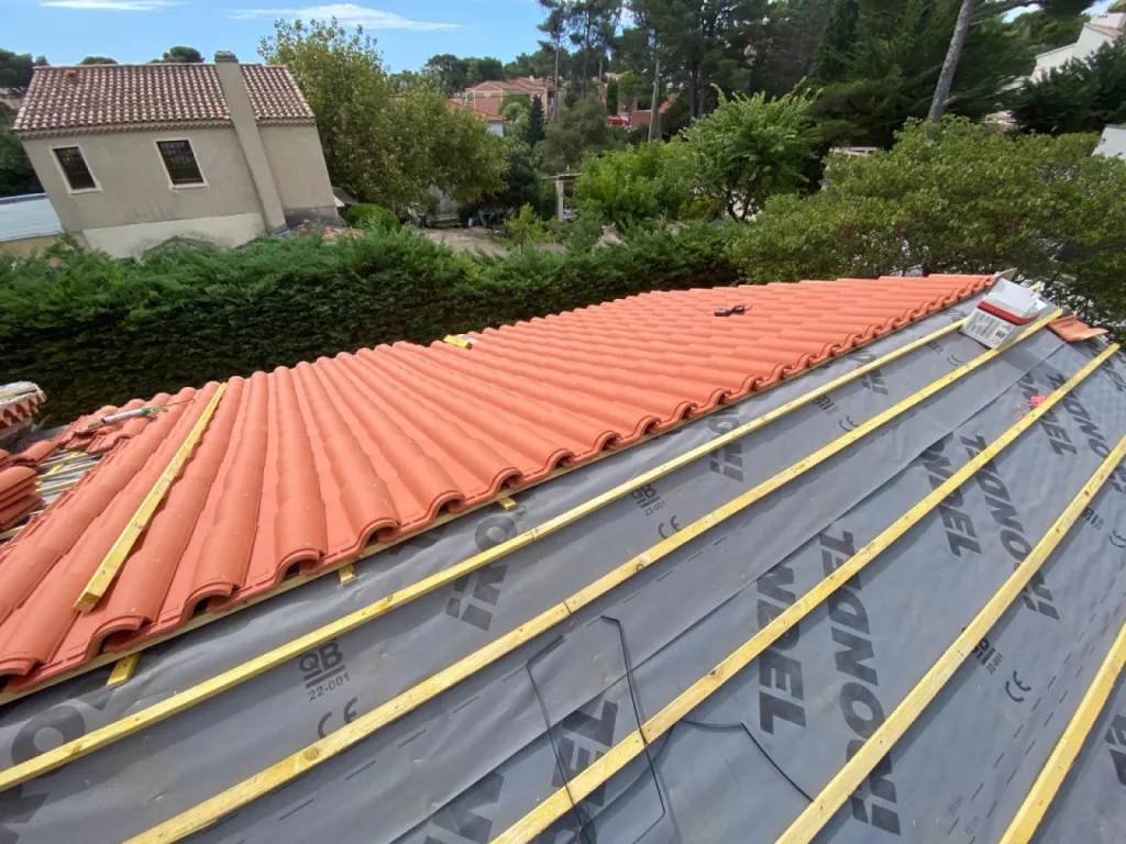 pose des tuiles romane rouge sur martigues