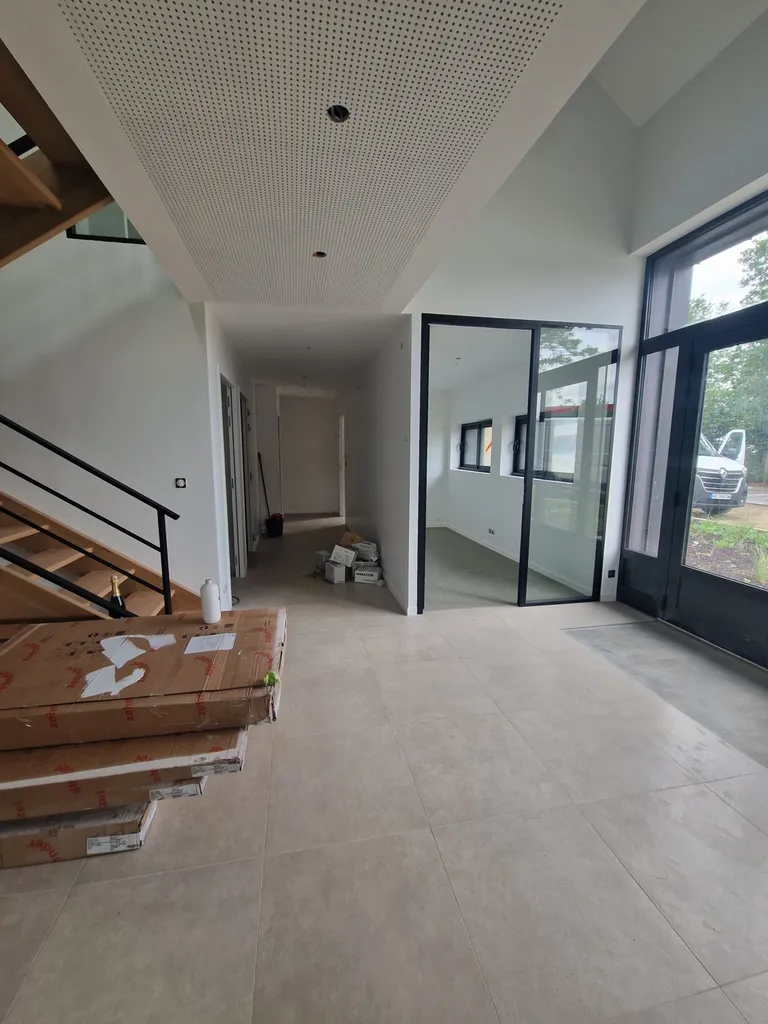 Rénovation avec peinture veloutée d’un plateau de bureau, avec plaque phonique et vitrificateur sur ferme en bois entre DREUX et CHARTRES.