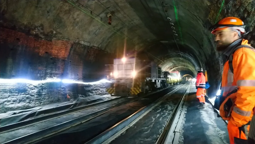 Travaux dans un tunnel SNCF à Lyon en région Auvergne Rhône Alpes pour briser une voûte