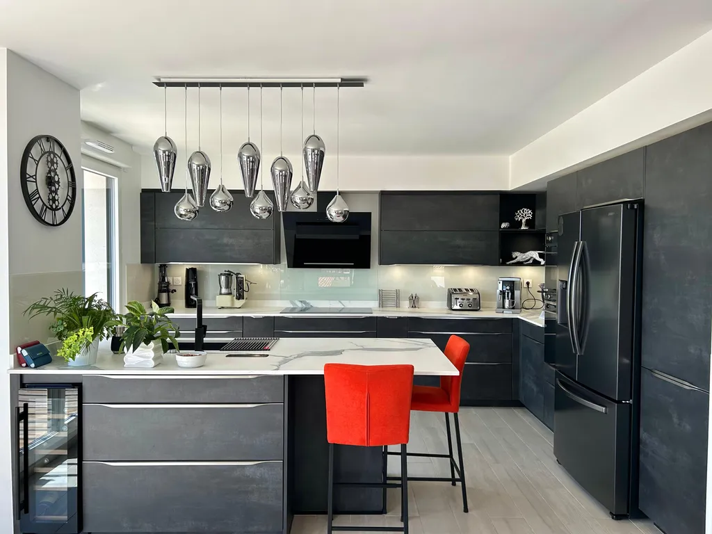 Cuisine anthracite et blanche avec un ilot central et un maximum de tiroirs, à Saint-Orens-de-Gameville, près de Toulouse