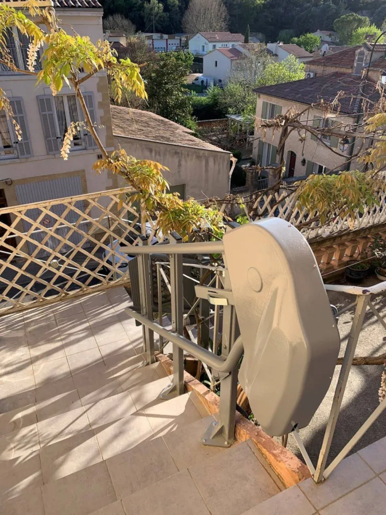 Installation d'une plateforme monte-escalier courbe LENHER Omega à Jouques près d'Aix en Provence