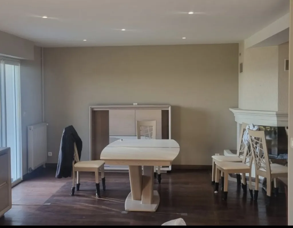 Rénovation salon, cage d'escalier et entrée, peinture et papier peint entre...