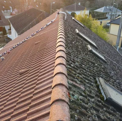 Avant et après le nettoyage de toiture sur la commune de Lourdes