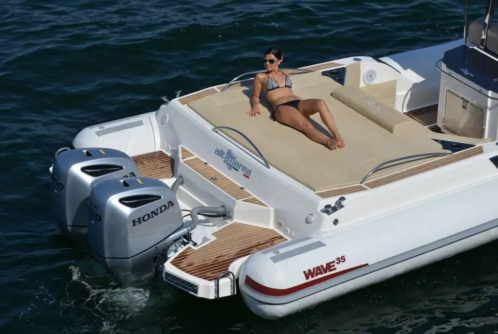 Bateau à moteur Wave 35 cabin à louer dans le Var