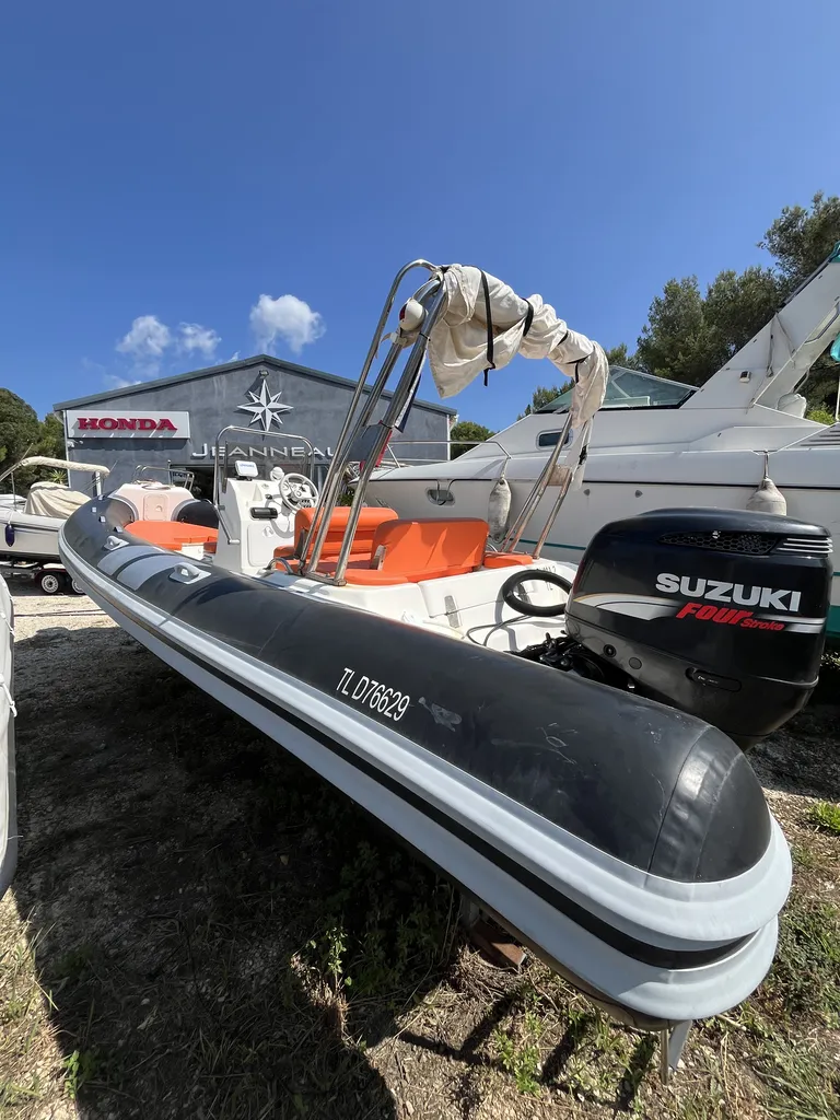 Toni Marine propose à la vente un bateau Mariner 750 Speed d'occasion équipé d'un moteur hors-bord Suzuki 225 CV disponible à La Londe les Maures près de Hyères