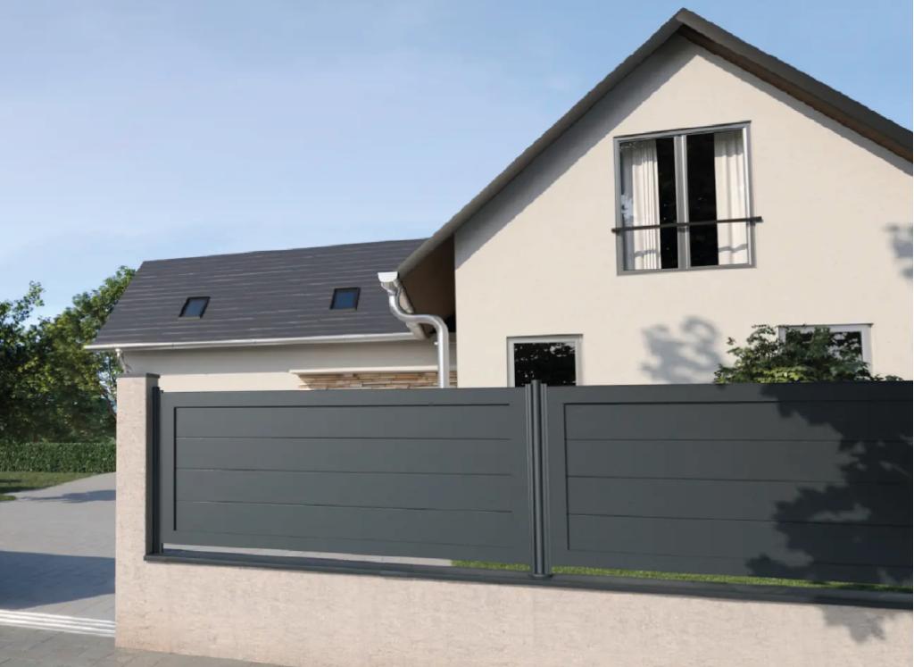 Pose de clôture en aluminium personnalisée de la marque GYPASS assortie au portail, porte de garage ou porte d'entrée à Lyon et sa région