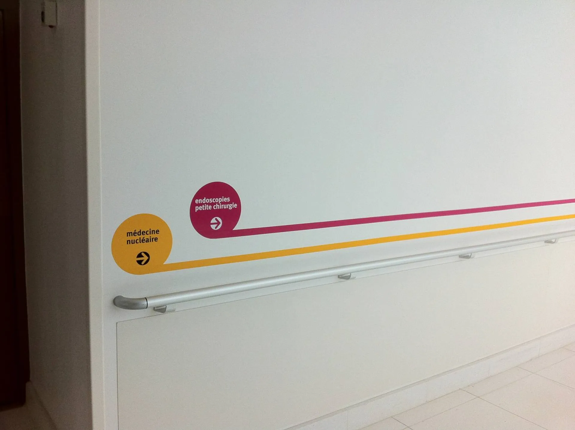 Fléchage signalétique hopital adhésif à Villeurbanne