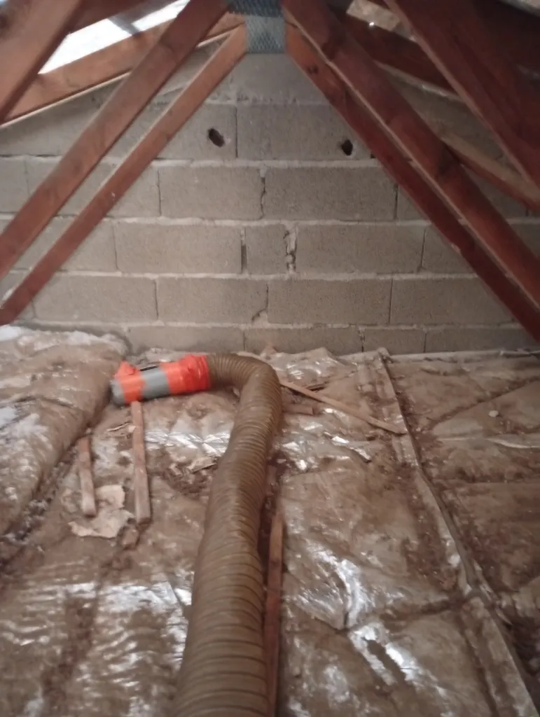 Isolation des combles par laine de verre soufflée chantier Aix-en-Provence