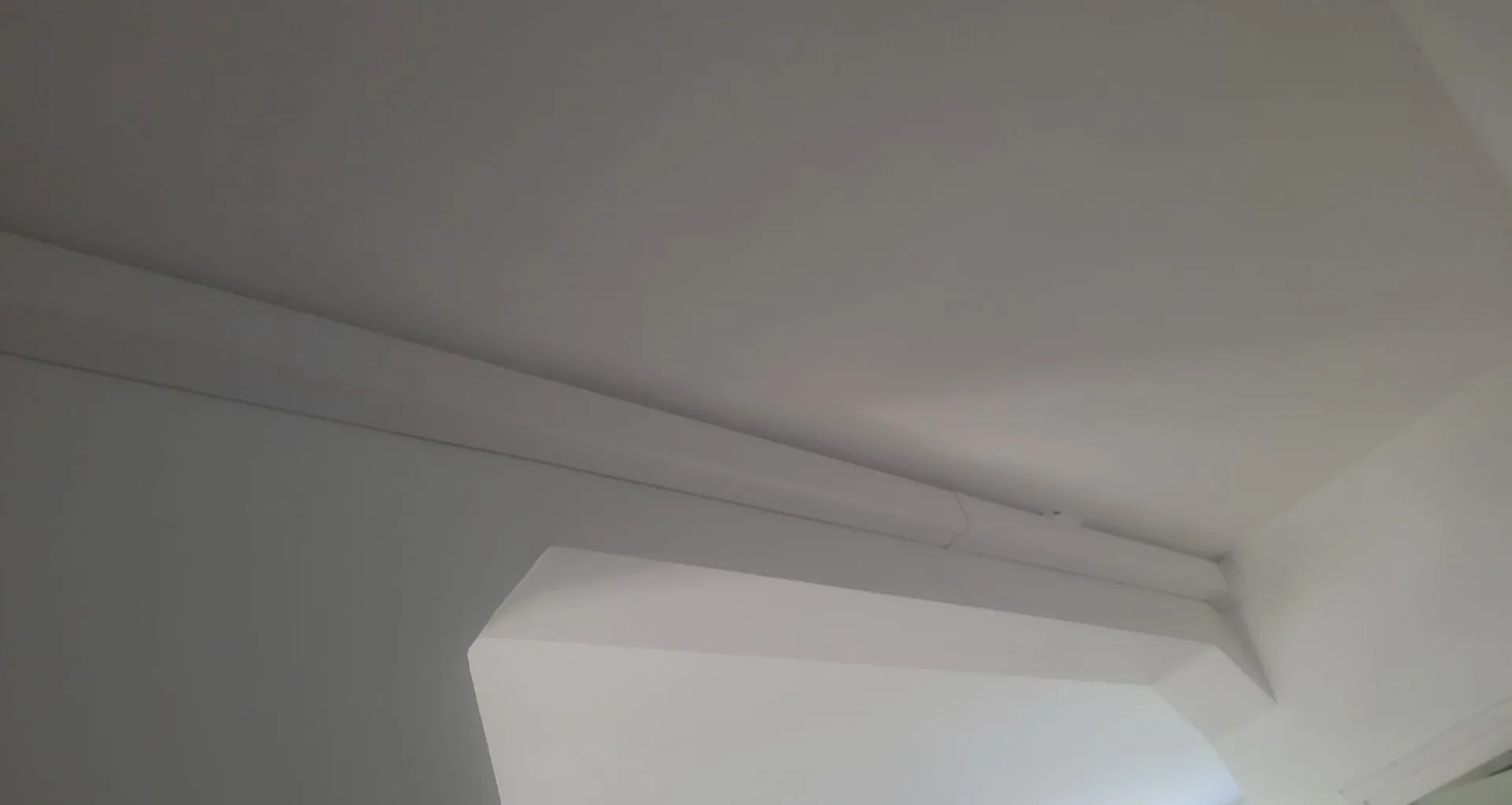 Installation d’une climatisation réversible Daikin bi-split et mono-split dans une maison à Montreuil.    