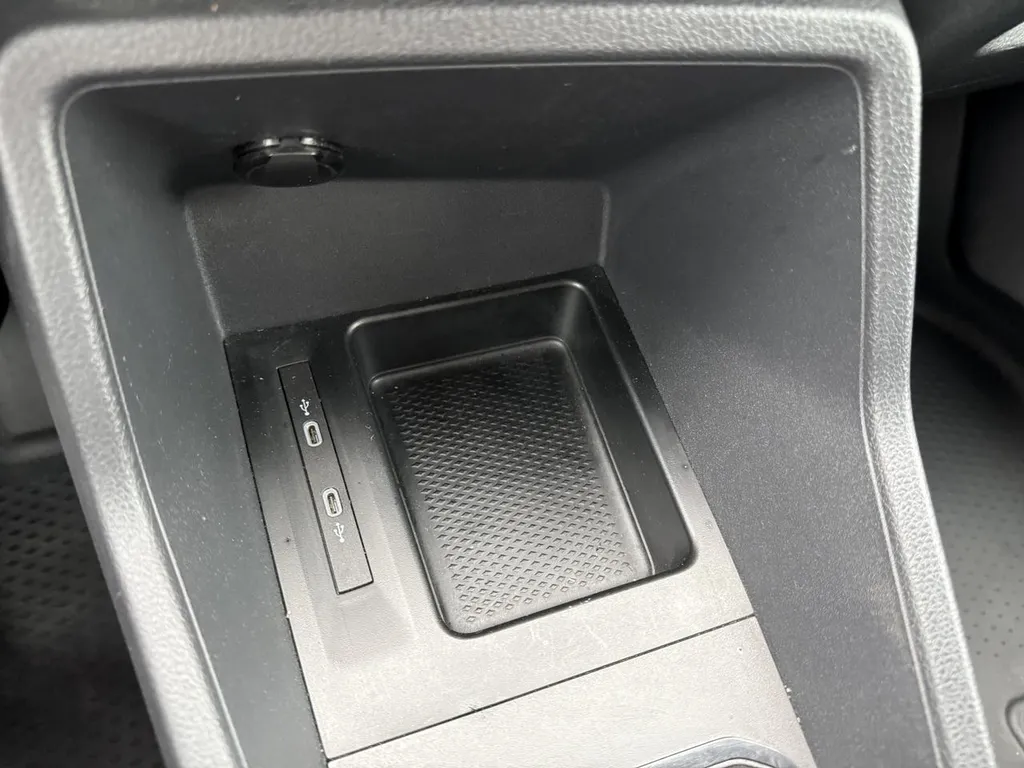 Volkswagen Caddy Cargo Maxi d’occasion à Rouen : utilitaire diesel 102 ch disponible chez votre concessionnaire Caudebec Automobiles.