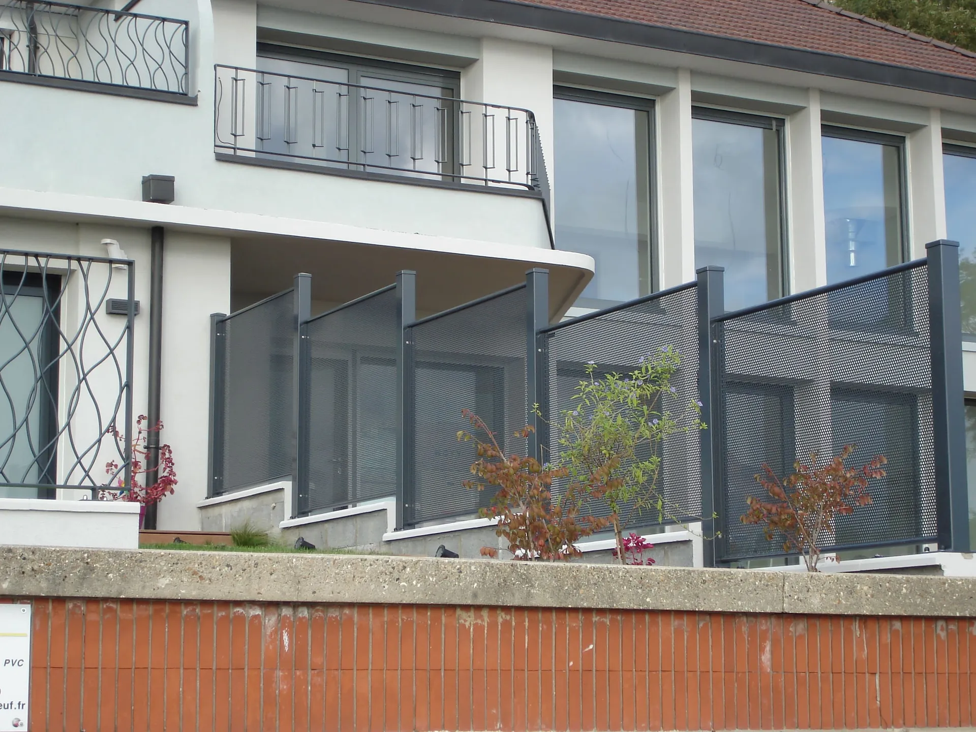 Installation de Clôture aluminium sur muret, Portails motorisés et Portillon en aluminium à Bernay dans l'Eure 27 et ses Alentours