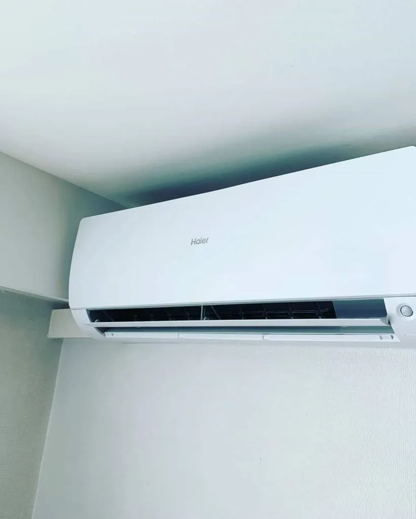 Installation d'une climatisation murale de la marque Haier pour des bureaux à Antibes