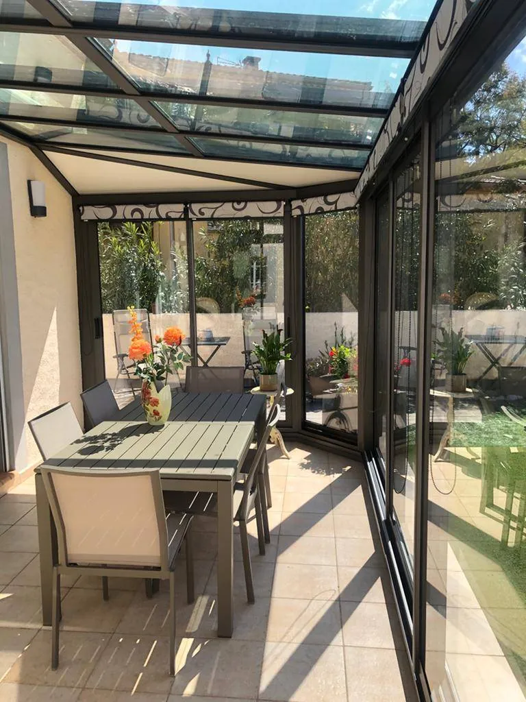 Installation de store intérieur dans une véranda près de Nîmes dans la commune de Quissac