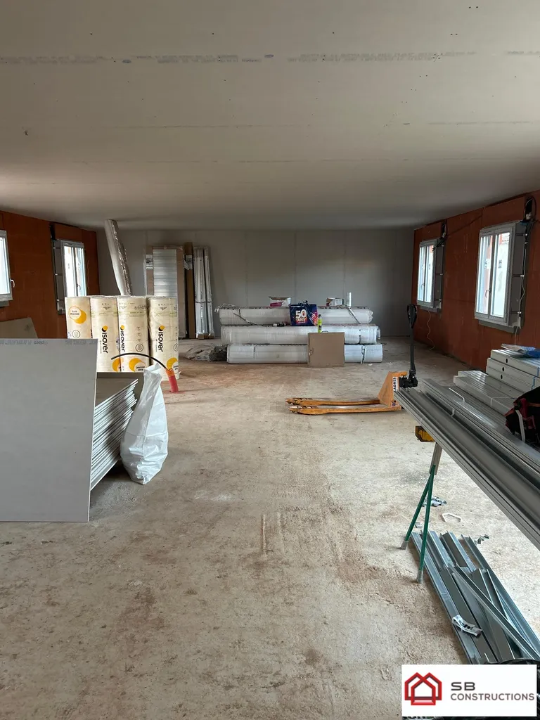 Construire une maison individuelle T4 RE2020 avec bibliothèque sur mesure et menuiseries Gris Clair à Grenade-sur-Garonne