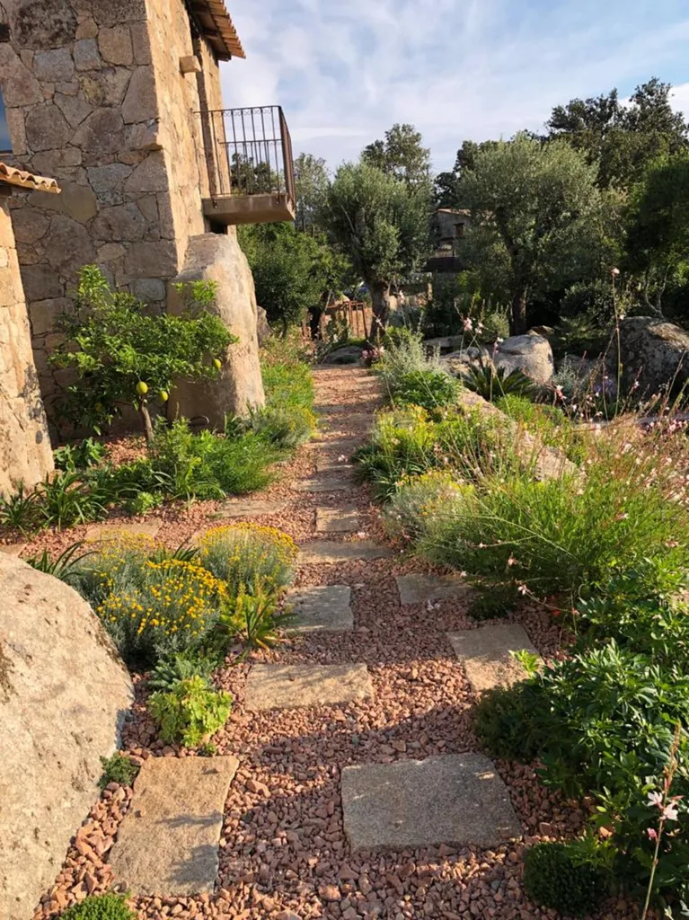 Aménagement paysager complet avec plantations méditerranéennes, pavage granit et éclairage de jardin sur mesure en Corse