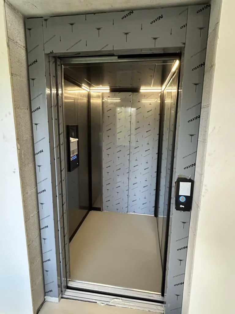 Ecran TFT à l'intérieur de la cabine de cet élèvateur vertical VIMEC ARIA près d'Aix en Provence