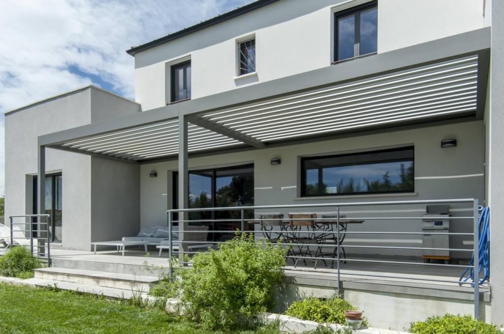 Installer une pergola bioclimatique sur sa terrase