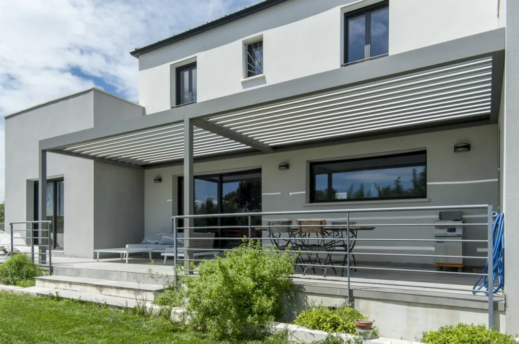 Installer une pergola bioclimatique sur sa terrase