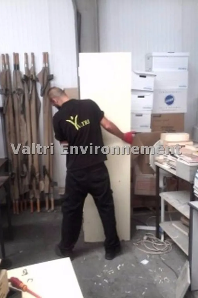 Agent Valtri environnement déménageant une armoire métallique