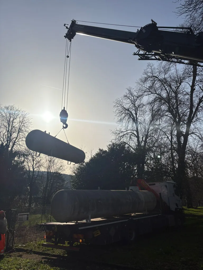 Location de grue mobile à Versailles pour dépose et évacuation de cuve à fioul