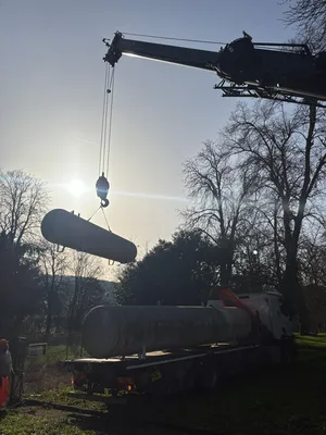 Location de grue mobile à Versailles pour dépose et évacuation de cuve à fioul